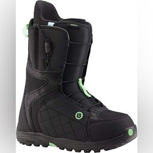 Snowboarding boots